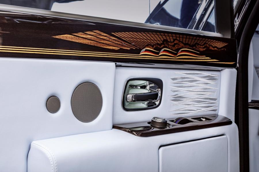 Детали интерьера Rolls-Royce Phantom Blue Velvet 2017 года  (фото 3 из 7)